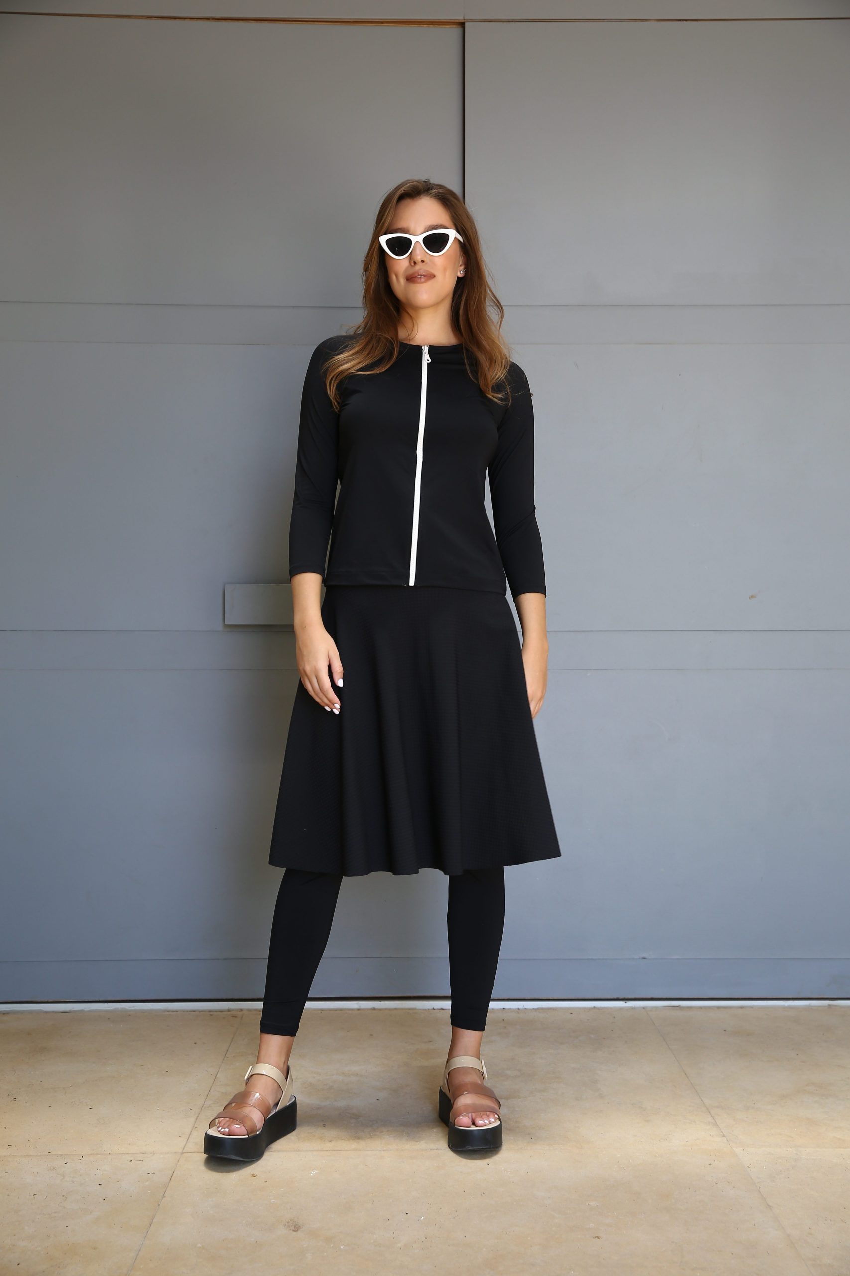 חולצת בגד ים שחורה – תמונה 2