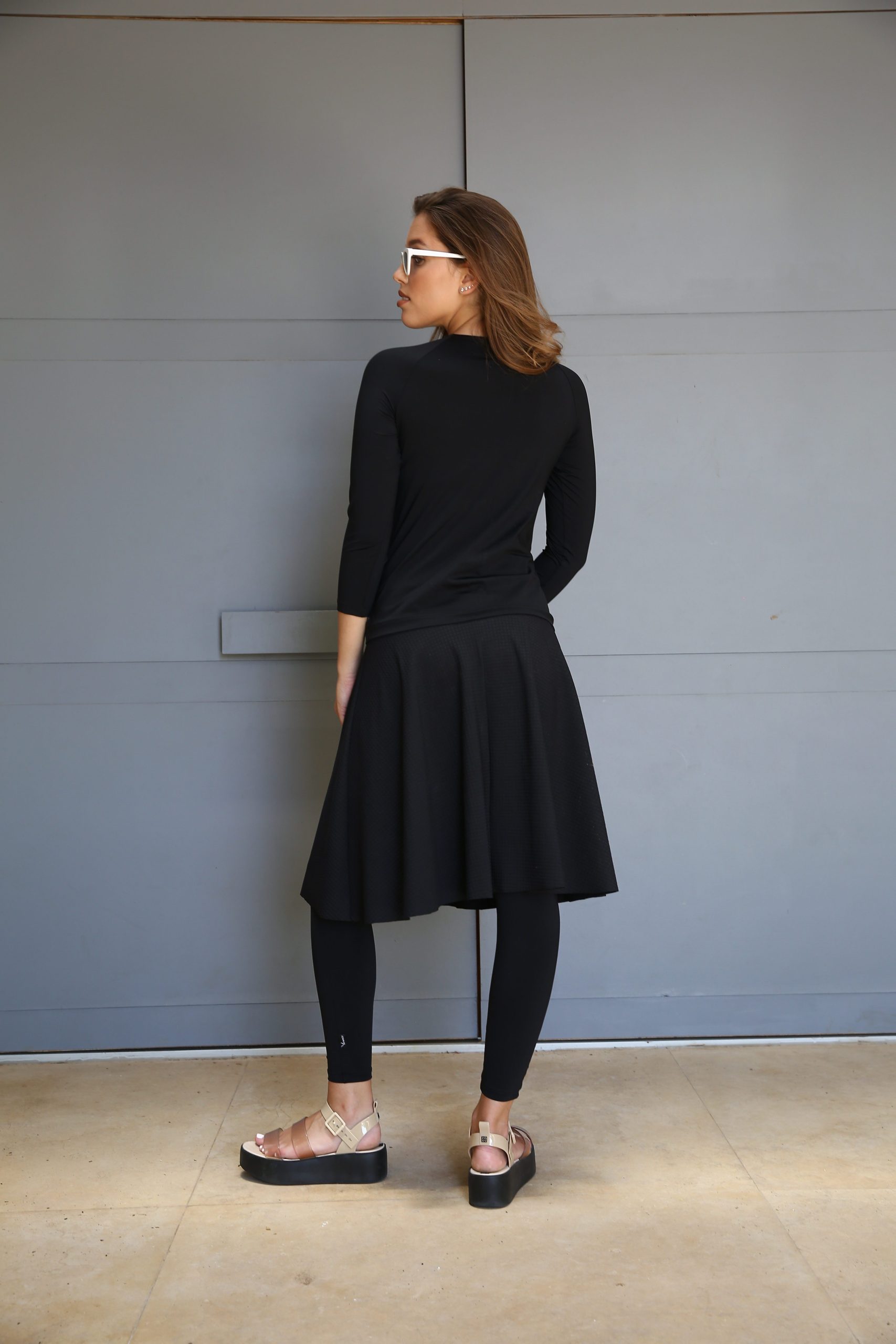 חולצת בגד ים שחורה – תמונה 5