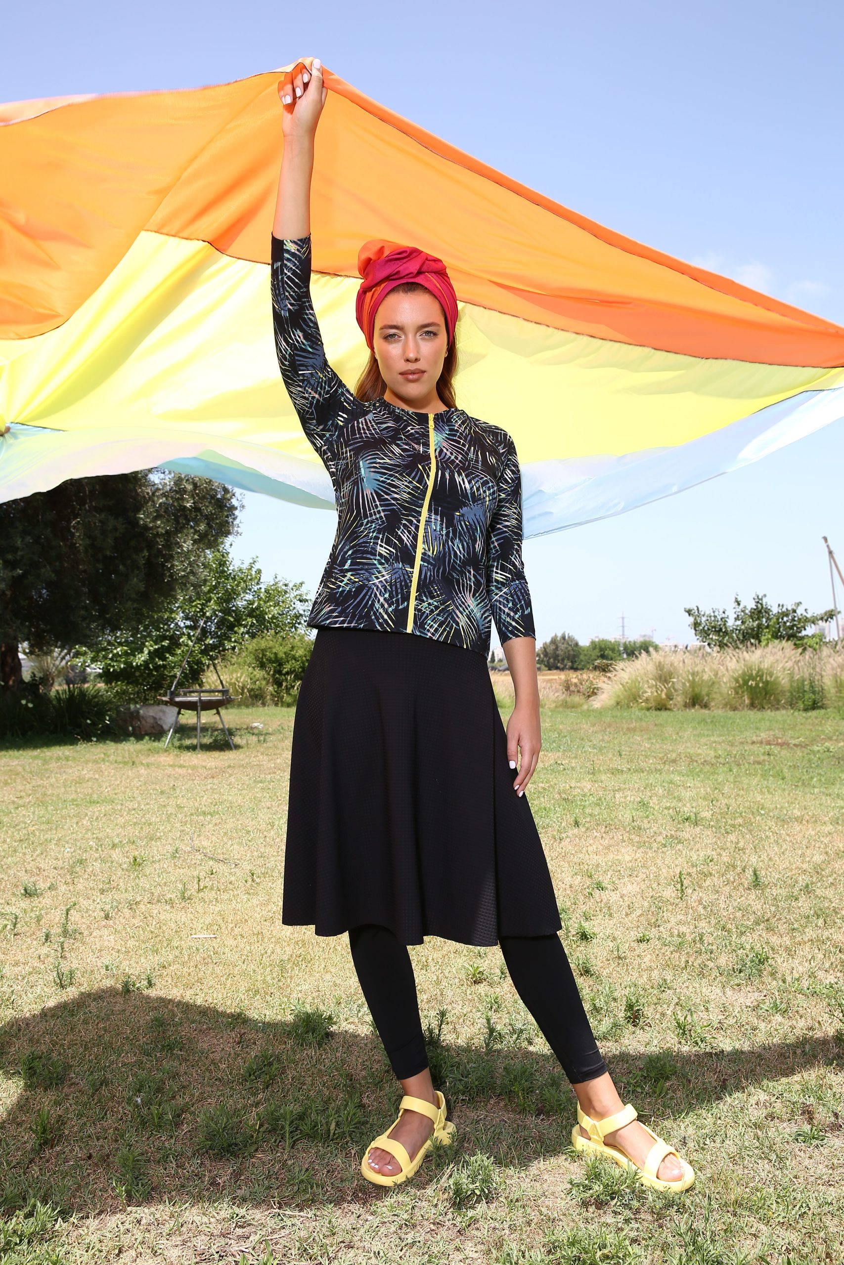 חולצת בגד ים שחור עם צבעים – תמונה 2