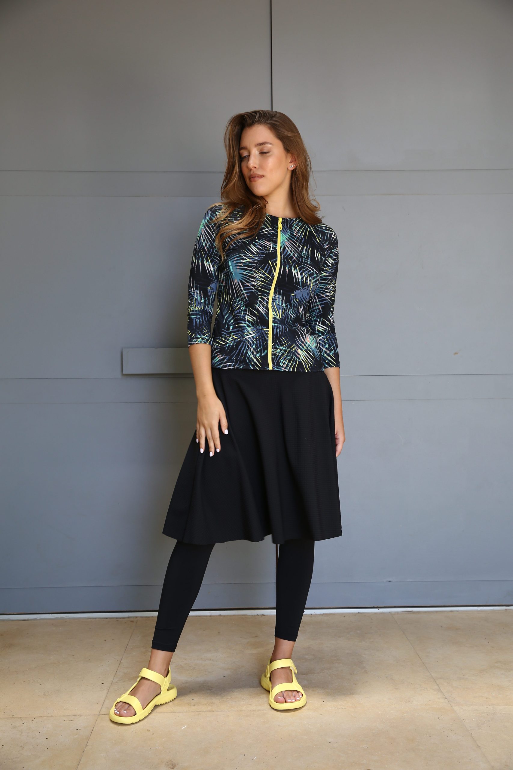 חולצת בגד ים שחור עם צבעים – תמונה 6