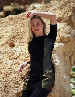 טוניקה שחור זהב - מבט קרוב על פרטי הזהב בצד